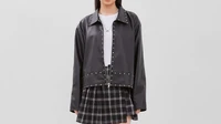 Outfit Basic Kelihatan Membosankan? Coba Tambah Satu Jaket Edgy Ini
