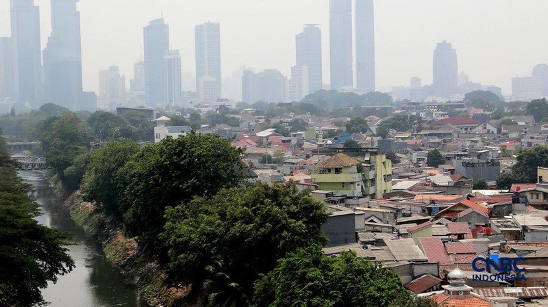 Deretan gedung bertingkat saat Ibu Kota menghadapi periode kemarau dan potensi kekeringan meteorologis terlihat di kawasan Jakarta, Kamis (17/9/2026).