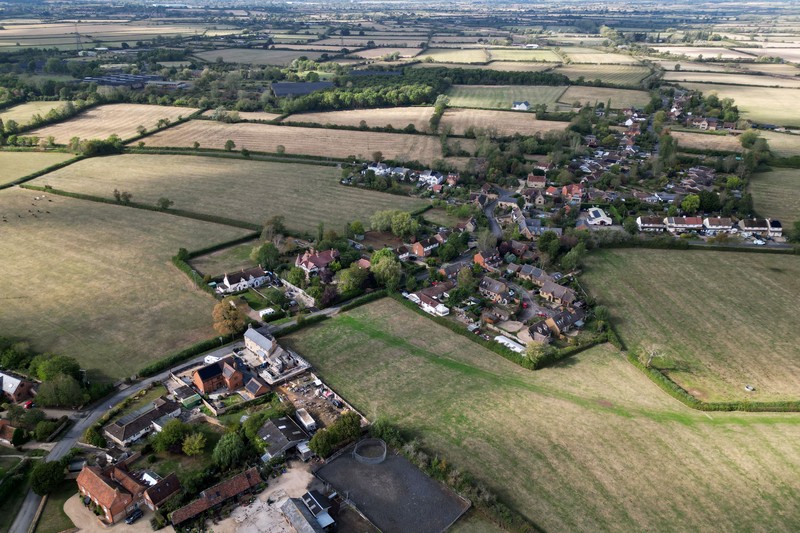 Desa kecil (Piddington) berpenduduk sekitar 400 orang di Oxfordshire, Inggris, menggelar referendum simbolis untuk menentukan apakah desa tersebut tetap menjadi bagian dari Inggris. (REUTERS/Hannah McKay)