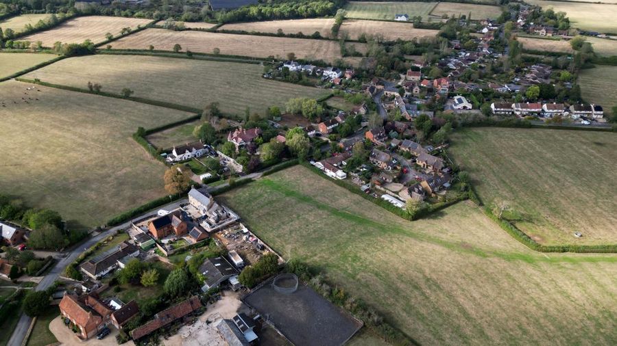 Desa kecil (Piddington) berpenduduk sekitar 400 orang di Oxfordshire, Inggris, menggelar referendum simbolis untuk menentukan apakah desa tersebut tetap menjadi bagian dari Inggris. (REUTERS/Hannah McKay)