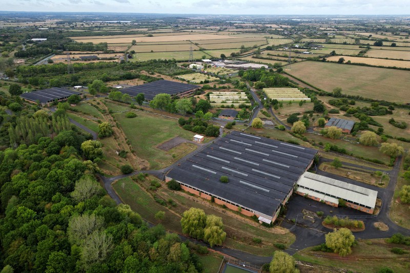 Desa kecil (Piddington) berpenduduk sekitar 400 orang di Oxfordshire, Inggris, menggelar referendum simbolis untuk menentukan apakah desa tersebut tetap menjadi bagian dari Inggris. (REUTERS/Hannah McKay)