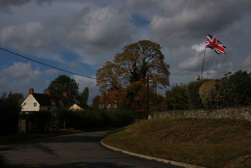 Desa kecil (Piddington) berpenduduk sekitar 400 orang di Oxfordshire, Inggris, menggelar referendum simbolis untuk menentukan apakah desa tersebut tetap menjadi bagian dari Inggris. (REUTERS/Hannah McKay)