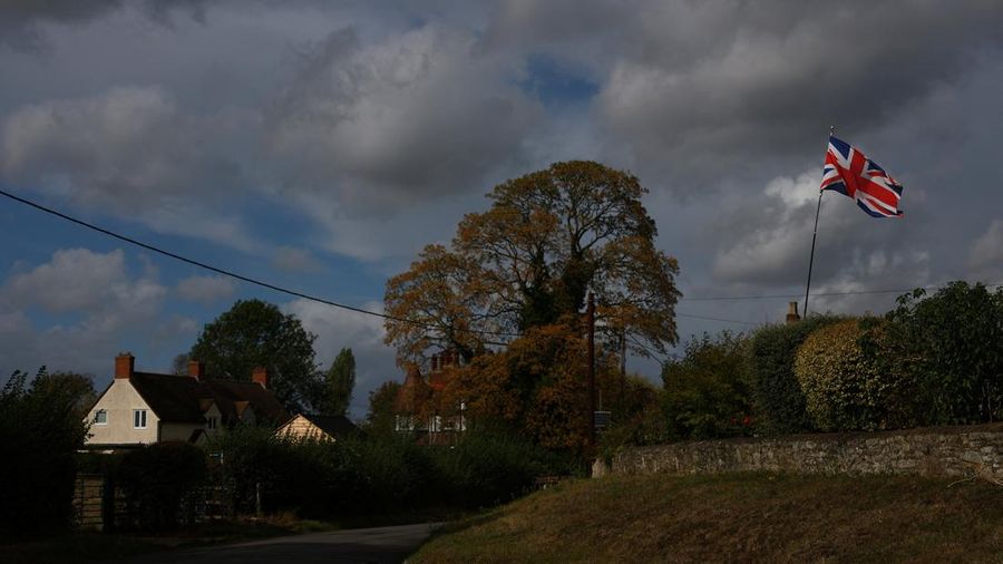 Desa kecil (Piddington) berpenduduk sekitar 400 orang di Oxfordshire, Inggris, menggelar referendum simbolis untuk menentukan apakah desa tersebut tetap menjadi bagian dari Inggris. (REUTERS/Hannah McKay)