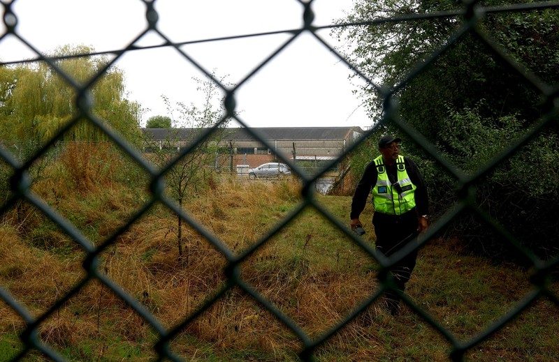 Desa kecil (Piddington) berpenduduk sekitar 400 orang di Oxfordshire, Inggris, menggelar referendum simbolis untuk menentukan apakah desa tersebut tetap menjadi bagian dari Inggris. (REUTERS/Hannah McKay)