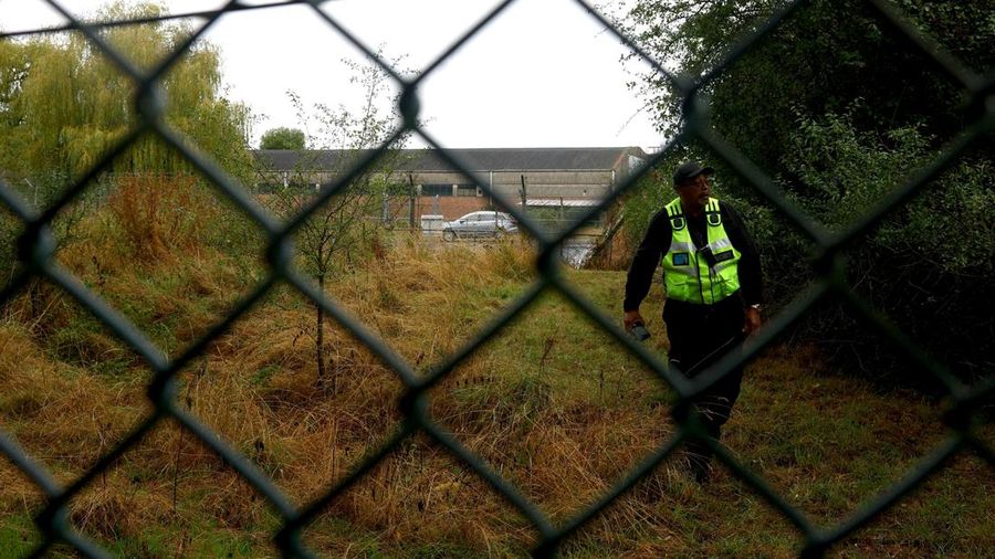 Desa kecil (Piddington) berpenduduk sekitar 400 orang di Oxfordshire, Inggris, menggelar referendum simbolis untuk menentukan apakah desa tersebut tetap menjadi bagian dari Inggris. (REUTERS/Hannah McKay)