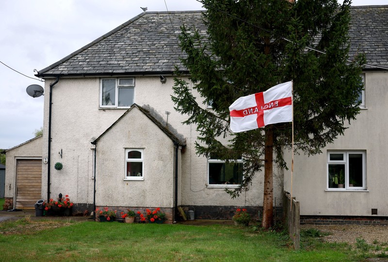 Desa kecil (Piddington) berpenduduk sekitar 400 orang di Oxfordshire, Inggris, menggelar referendum simbolis untuk menentukan apakah desa tersebut tetap menjadi bagian dari Inggris. (REUTERS/Hannah McKay)
