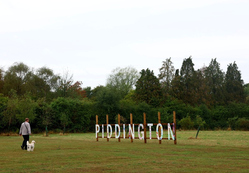 Desa kecil (Piddington) berpenduduk sekitar 400 orang di Oxfordshire, Inggris, menggelar referendum simbolis untuk menentukan apakah desa tersebut tetap menjadi bagian dari Inggris. (REUTERS/Hannah McKay)