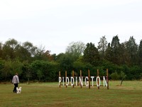 Desa kecil (Piddington) berpenduduk sekitar 400 orang di Oxfordshire, Inggris, menggelar referendum simbolis untuk menentukan apakah desa tersebut tetap menjadi bagian dari Inggris. (REUTERS/Hannah McKay)