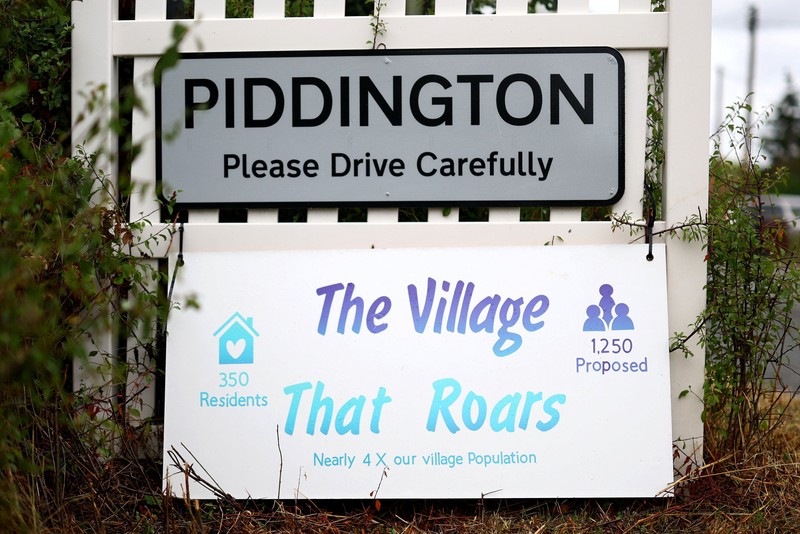 Desa kecil (Piddington) berpenduduk sekitar 400 orang di Oxfordshire, Inggris, menggelar referendum simbolis untuk menentukan apakah desa tersebut tetap menjadi bagian dari Inggris. (REUTERS/Hannah McKay)