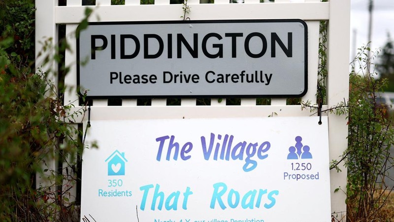 Desa kecil (Piddington) berpenduduk sekitar 400 orang di Oxfordshire, Inggris, menggelar referendum simbolis untuk menentukan apakah desa tersebut tetap menjadi bagian dari Inggris. (REUTERS/Hannah McKay)