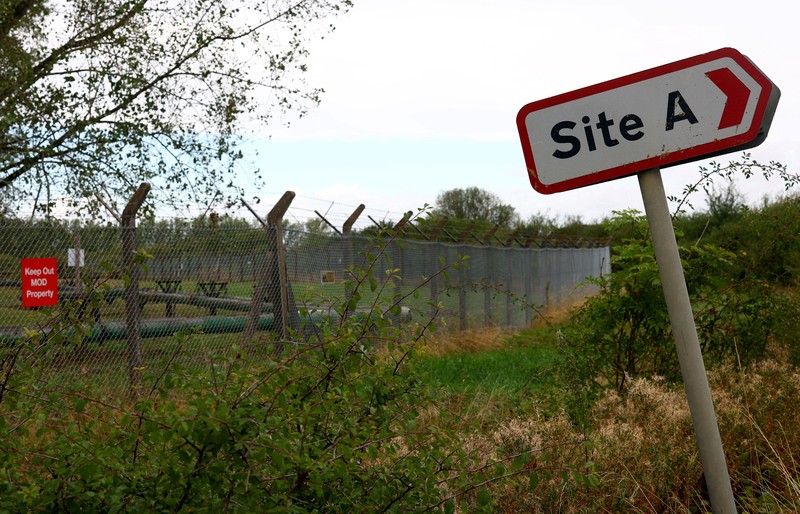 Desa kecil (Piddington) berpenduduk sekitar 400 orang di Oxfordshire, Inggris, menggelar referendum simbolis untuk menentukan apakah desa tersebut tetap menjadi bagian dari Inggris. (REUTERS/Hannah McKay)