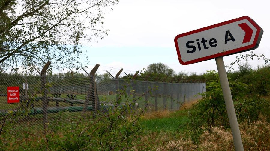 Desa kecil (Piddington) berpenduduk sekitar 400 orang di Oxfordshire, Inggris, menggelar referendum simbolis untuk menentukan apakah desa tersebut tetap menjadi bagian dari Inggris. (REUTERS/Hannah McKay)