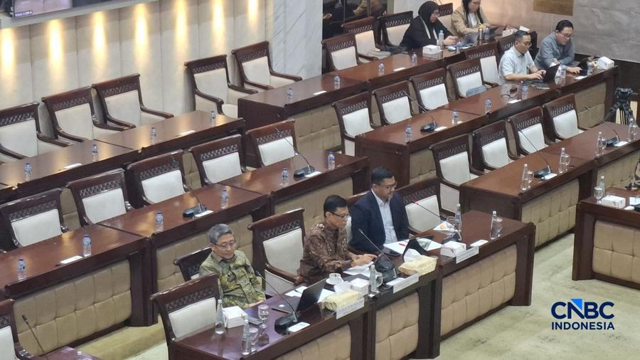 Ekonom Senior Institute for Development of Economics and Finance (INDEF) Didik J. Rarchbini, Kepala Lembaga Penyelidikan Ekonomi dan Masyarakat Fakultas Ekonomi dan Bisnis Universitas Indonesia (LPEM FEB UI) Chaikal Nuryakin, dan Ekonom Center of Ref