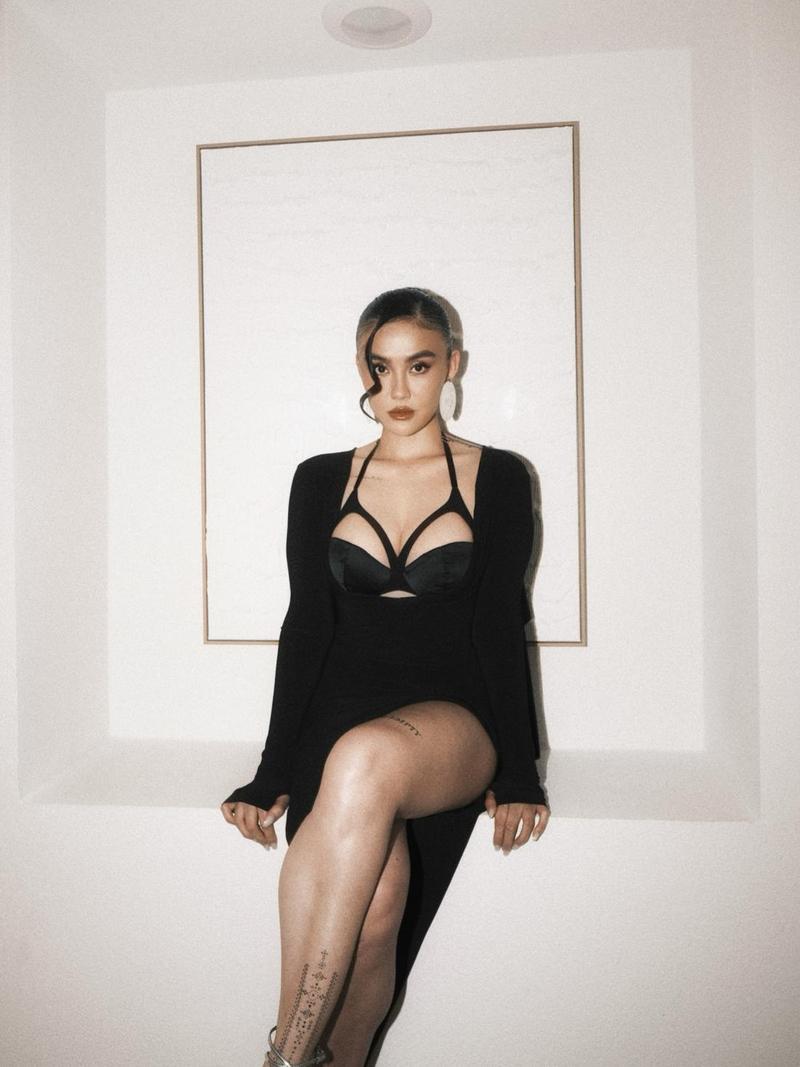 Foto: Agnez Mo Hadiri Pre-Party Emmy 2026, Sensual Berbalut Jean Paul Gaultier