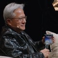 Jensen Huang terlihat menggunakan Samsung Z Fold 8 varian warna Graphite (hitam) dan tanpa casing. (Tangkapan layar YouTube/ All-In Podcast)