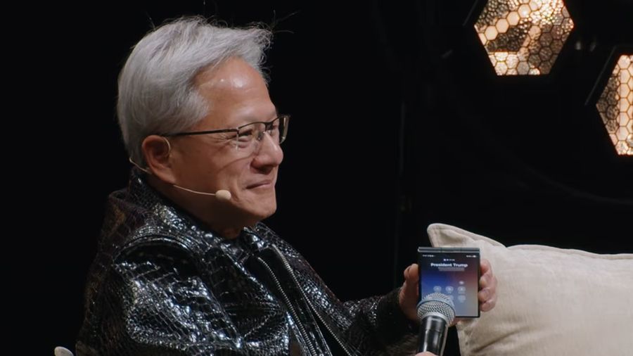 Jensen Huang terlihat menggunakan Samsung Z Fold 8 varian warna Graphite (hitam) dan tanpa casing. (Tangkapan layar YouTube/ All-In Podcast)