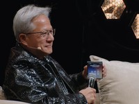 Jensen Huang terlihat menggunakan Samsung Z Fold 8 varian warna Graphite (hitam) dan tanpa casing. (Tangkapan layar YouTube/ All-In Podcast)
