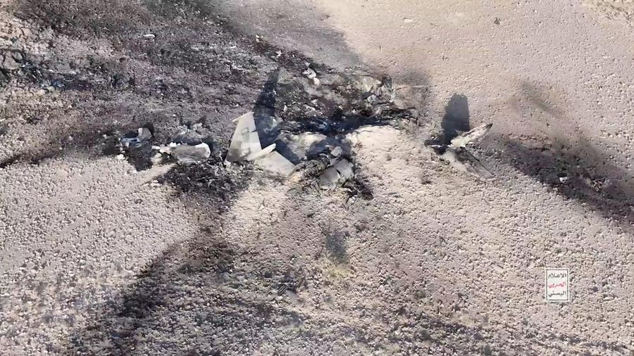 Kelompok Houthi di Yaman merilis rekaman yang diklaim memperlihatkan lokasi jatuh dan puing-puing jet tempur F-15 milik Arab Saudi di Provinsi Marib, Rabu (16/9/2026) waktu setempat. (via REUTERS/Houthi Military Media)