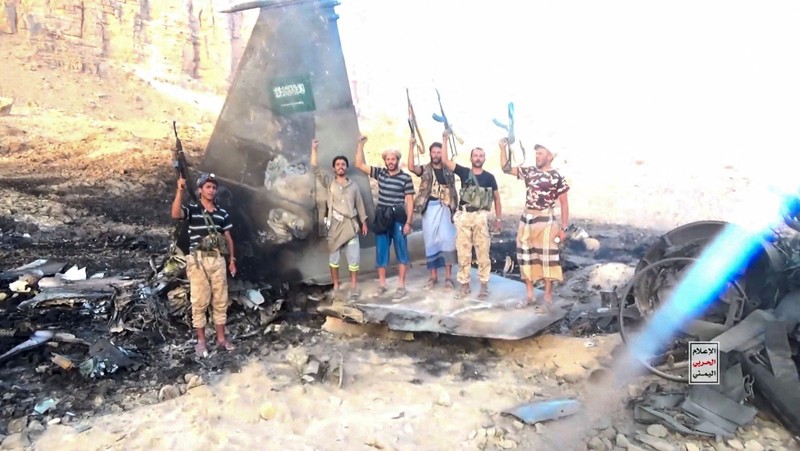 Kelompok Houthi di Yaman merilis rekaman yang diklaim memperlihatkan lokasi jatuh dan puing-puing jet tempur F-15 milik Arab Saudi di Provinsi Marib, Rabu (16/9/2026) waktu setempat. (via REUTERS/Houthi Military Media)