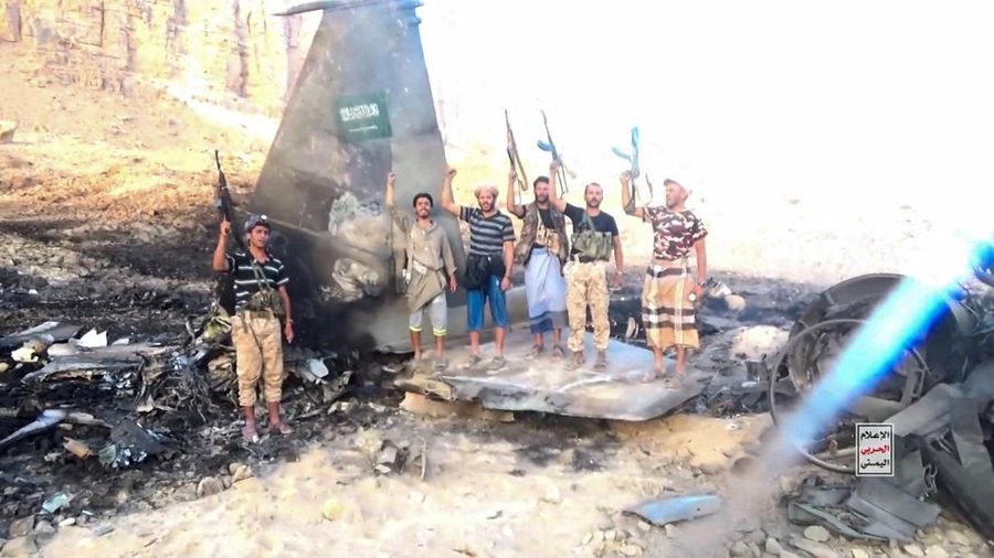 Kelompok Houthi di Yaman merilis rekaman yang diklaim memperlihatkan lokasi jatuh dan puing-puing jet tempur F-15 milik Arab Saudi di Provinsi Marib, Rabu (16/9/2026) waktu setempat. (via REUTERS/Houthi Military Media)