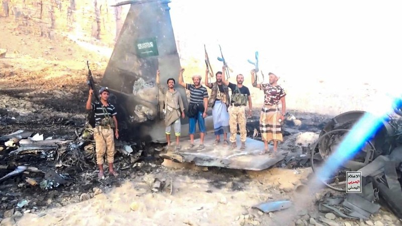 Kelompok Houthi di Yaman merilis rekaman yang diklaim memperlihatkan lokasi jatuh dan puing-puing jet tempur F-15 milik Arab Saudi di Provinsi Marib, Rabu (16/9/2026) waktu setempat. (via REUTERS/Houthi Military Media)