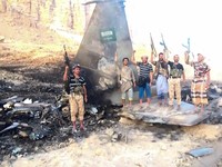 Kelompok Houthi di Yaman merilis rekaman yang diklaim memperlihatkan lokasi jatuh dan puing-puing jet tempur F-15 milik Arab Saudi di Provinsi Marib, Rabu (16/9/2026) waktu setempat. (via REUTERS/Houthi Military Media)