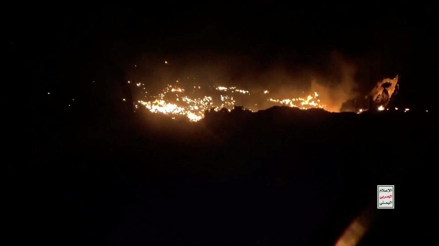 Kelompok Houthi di Yaman merilis rekaman yang diklaim memperlihatkan lokasi jatuh dan puing-puing jet tempur F-15 milik Arab Saudi di Provinsi Marib, Rabu (16/9/2026) waktu setempat. (via REUTERS/Houthi Military Media)