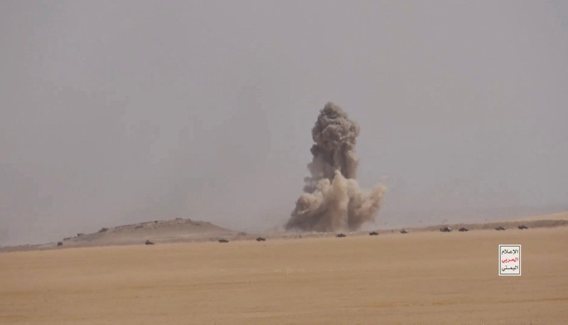 Kelompok Houthi di Yaman merilis rekaman yang diklaim memperlihatkan lokasi jatuh dan puing-puing jet tempur F-15 milik Arab Saudi di Provinsi Marib, Rabu (16/9/2026) waktu setempat. (via REUTERS/Houthi Military Media)