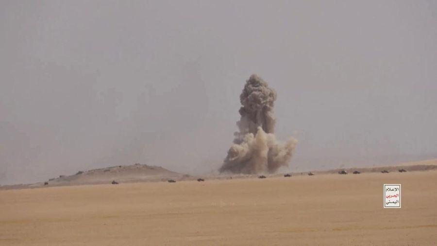 Kelompok Houthi di Yaman merilis rekaman yang diklaim memperlihatkan lokasi jatuh dan puing-puing jet tempur F-15 milik Arab Saudi di Provinsi Marib, Rabu (16/9/2026) waktu setempat. (via REUTERS/Houthi Military Media)