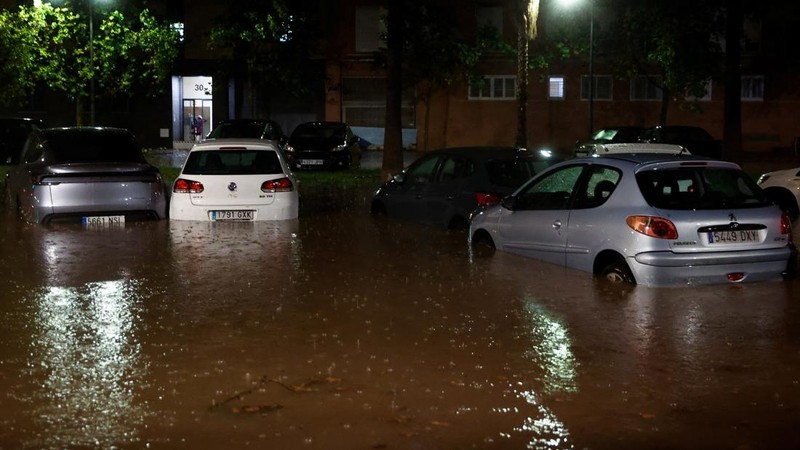 Kendaraan yang terendam sebagian tampak dikelilingi air banjir di tengah hujan, setelah otoritas setempat mengeluarkan peringatan cuaca di Valencia, Spanyol, pada 17 September 2026.
