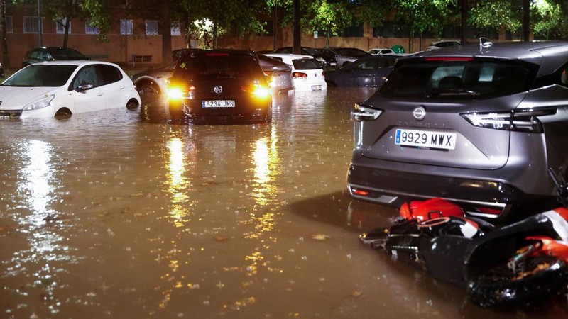 Kendaraan yang terendam sebagian tampak dikelilingi air banjir di tengah hujan, setelah otoritas setempat mengeluarkan peringatan cuaca di Valencia, Spanyol, pada 17 September 2026. (REUTERS/Eva Manez)