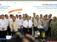 Mentan Amran Sulaiman saat memberi keterangan terkait tersangka kasus beras fortifikasi tak sesuai label dalam konferensi pers di Kantor Kementerian Pertanian, Jakarta Selatan, Selasa (15/9/2026). (Dok. Kementan)