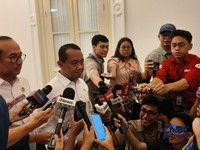 Menteri ESDM Bahlil Lahadalia usai ratas bersama Presiden Prabowo dan Dewan Energi Nasional di Istana Merdeka, Jakarta, Kamis (17/9/2026). (CNBC Indonesia/Emir Yanwardhana)