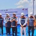 Menteri Kelautan dan Perikanan Sakti Wahyu Trenggono saat melakukan peletakan batu pertama pembangunan Pelabuhan Perikanan Nusantara (PPN) Kejawanan di Kota Cirebon, Jawa Barat, Kamis (17/9/2026). (CNBC Indonesia/Martyasari Rizky)