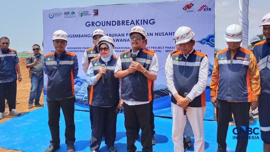 Menteri Kelautan dan Perikanan Sakti Wahyu Trenggono saat melakukan peletakan batu pertama pembangunan Pelabuhan Perikanan Nusantara (PPN) Kejawanan di Kota Cirebon, Jawa Barat, Kamis (17/9/2026). (CNBC Indonesia/Martyasari Rizky)