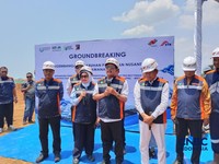 Menteri Kelautan dan Perikanan Sakti Wahyu Trenggono saat melakukan peletakan batu pertama pembangunan Pelabuhan Perikanan Nusantara (PPN) Kejawanan di Kota Cirebon, Jawa Barat, Kamis (17/9/2026). (CNBC Indonesia/Martyasari Rizky)