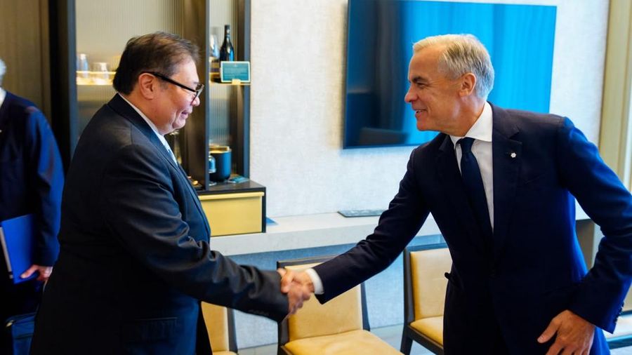 Menteri Koordinator Bidang Perekonomian Airlangga Hartarto bertemu dengan Perdana Menteri Kanada Mark Carney di sela penyelenggaraan Canada Investment Summit yang pertama, untuk mempererat kemitraan ekonomi kedua negara, Toronto, 17 September 2026. (
