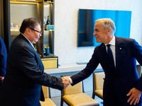 Menteri Koordinator Bidang Perekonomian Airlangga Hartarto bertemu dengan Perdana Menteri Kanada Mark Carney di sela penyelenggaraan Canada Investment Summit yang pertama, untuk mempererat kemitraan ekonomi kedua negara, Toronto, 17 September 2026. (