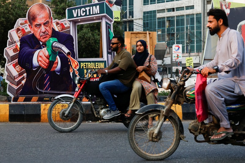Warga mengantre untuk mengisi bahan bakar sepeda motor mereka di sebuah SPBU menyusul peluncuran skema bantuan bahan bakar&mdash;yang memberikan subsidi bahan bakar bagi sepeda motor, becak motor, dan kendaraan bermesin hingga 800cc yang memenuhi syarat&mdash;di Karachi, Pakistan, pada 17 September 2026. (REUTERS/Akhtar Soomro)