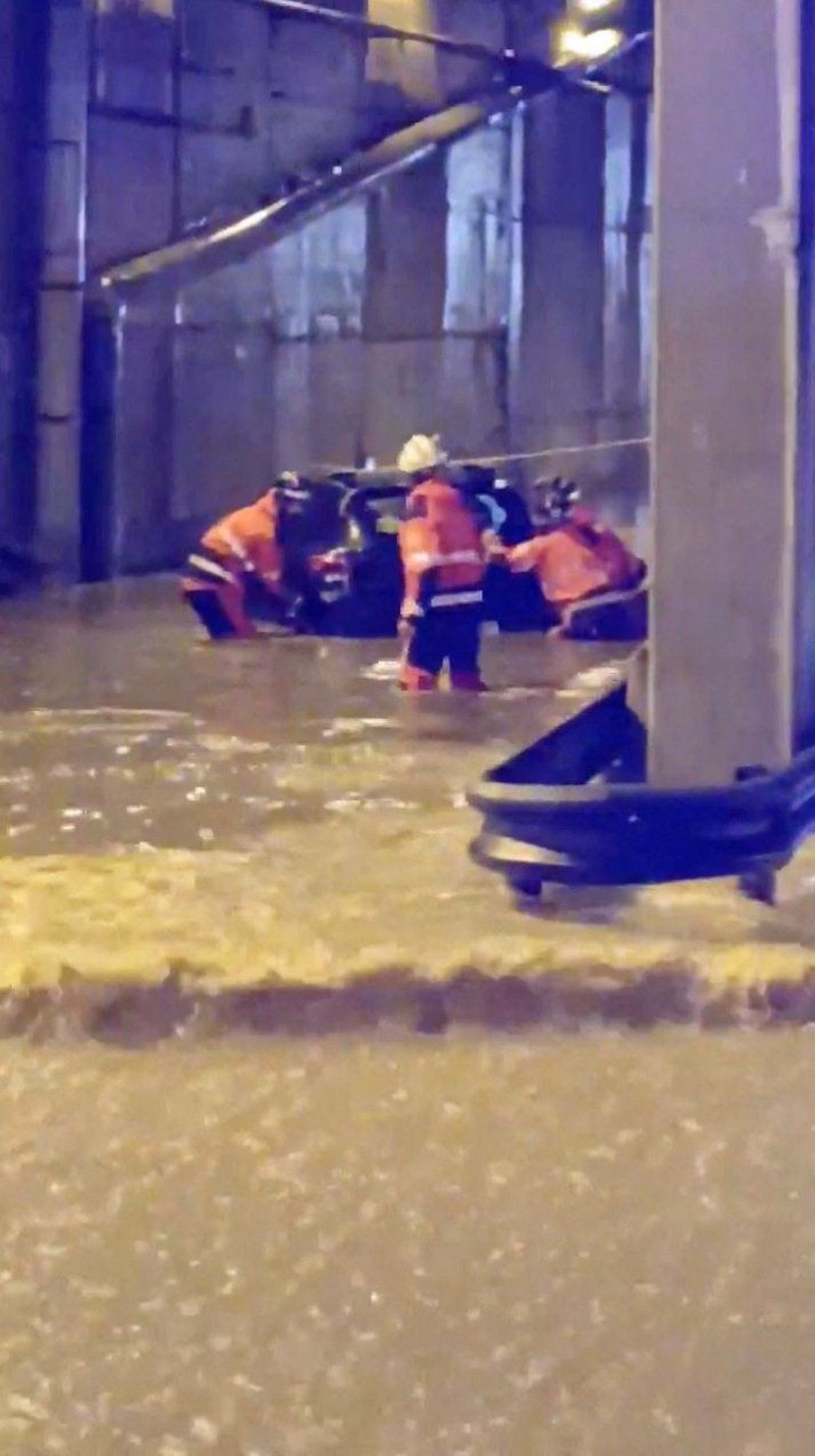 Kendaraan yang terendam sebagian tampak dikelilingi air banjir di tengah hujan, setelah otoritas setempat mengeluarkan peringatan cuaca di Valencia, Spanyol, pada 17 September 2026. (REUTERS/Eva Manez)