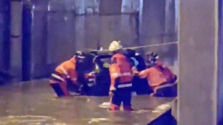 Petugas layanan darurat berupaya membalikkan posisi kendaraan yang sebagian terendam di jalan yang dilanda banjir akibat hujan deras di Barcelona, ​​Spanyol, pada 16 September 2026, sebagaimana terlihat dalam tangkapan layar video ini.