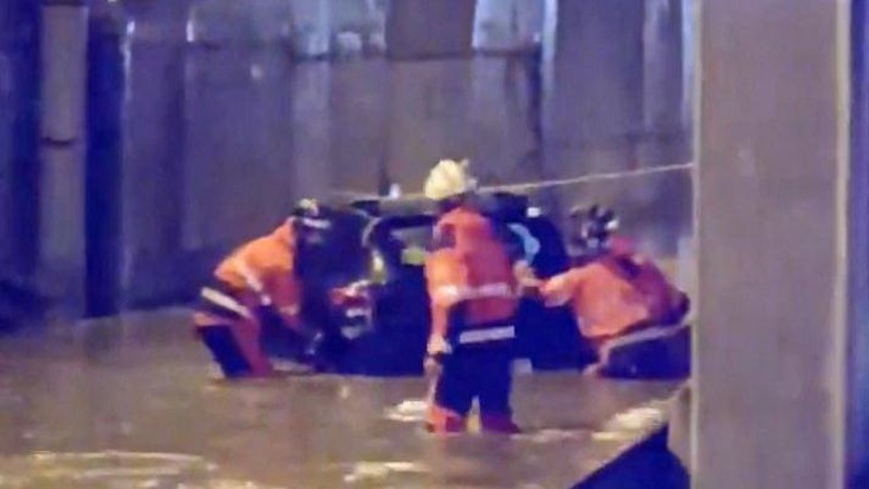 Petugas layanan darurat berupaya membalikkan posisi kendaraan yang sebagian terendam di jalan yang dilanda banjir akibat hujan deras di Barcelona, ​​Spanyol, pada 16 September 2026, sebagaimana terlihat dalam tangkapan layar video ini.
