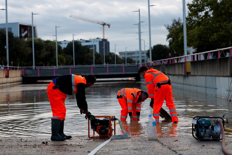Kendaraan yang terendam sebagian tampak dikelilingi air banjir di tengah hujan, setelah otoritas setempat mengeluarkan peringatan cuaca di Valencia, Spanyol, pada 17 September 2026. (REUTERS/Eva Manez)