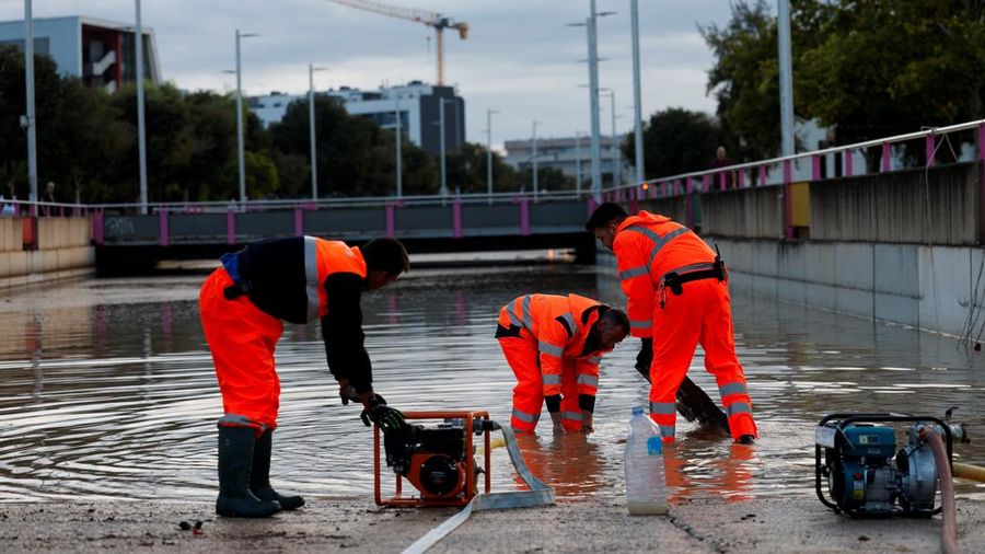 Petugas pemerintah kota memasang pompa untuk menyedot air dari jalan bawah tanah yang terendam banjir setelah hujan deras di Torrent, dekat Valencia, Spanyol, pada 17 September 2026.