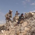 Rekaman yang dirilis Kantor Media Ansar Allah, sayap media kelompok Houthi, pada Selasa (15/9/2026) memperlihatkan pertempuran yang diklaim terjadi antara pejuang Houthi dan pasukan yang didukung Arab Saudi di Provinsi Jawf Timur, Yaman. (via REUTERS