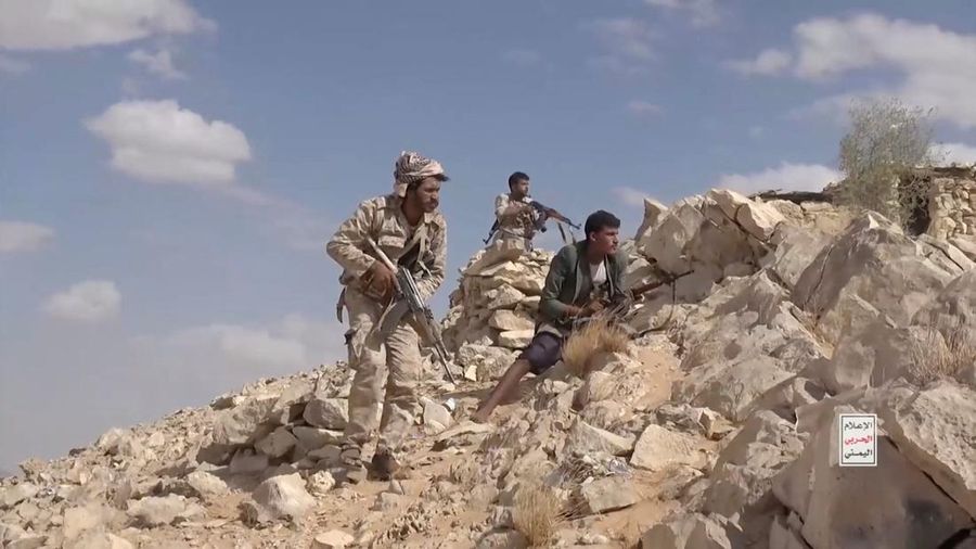 Rekaman yang dirilis Kantor Media Ansar Allah, sayap media kelompok Houthi, pada Selasa (15/9/2026) memperlihatkan pertempuran yang diklaim terjadi antara pejuang Houthi dan pasukan yang didukung Arab Saudi di Provinsi Jawf Timur, Yaman. (via REUTERS