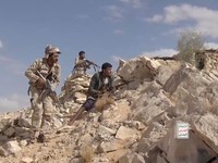 Rekaman yang dirilis Kantor Media Ansar Allah, sayap media kelompok Houthi, pada Selasa (15/9/2026) memperlihatkan pertempuran yang diklaim terjadi antara pejuang Houthi dan pasukan yang didukung Arab Saudi di Provinsi Jawf Timur, Yaman. (via REUTERS