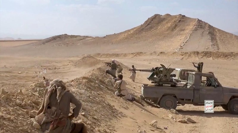 Rekaman yang dirilis Kantor Media Ansar Allah, sayap media kelompok Houthi, pada Selasa (15/9/2026) memperlihatkan pertempuran yang diklaim terjadi antara pejuang Houthi dan pasukan yang didukung Arab Saudi di Provinsi Jawf Timur, Yaman. (via REUTERS