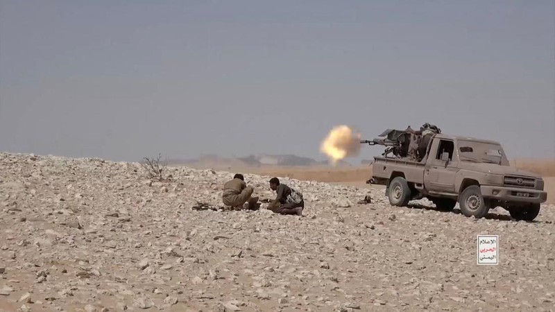 Rekaman yang dirilis Kantor Media Ansar Allah, sayap media kelompok Houthi, pada Selasa (15/9/2026) memperlihatkan pertempuran yang diklaim terjadi antara pejuang Houthi dan pasukan yang didukung Arab Saudi di Provinsi Jawf Timur, Yaman. (via REUTERS