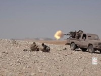 Rekaman yang dirilis Kantor Media Ansar Allah, sayap media kelompok Houthi, pada Selasa (15/9/2026) memperlihatkan pertempuran yang diklaim terjadi antara pejuang Houthi dan pasukan yang didukung Arab Saudi di Provinsi Jawf Timur, Yaman. (via REUTERS